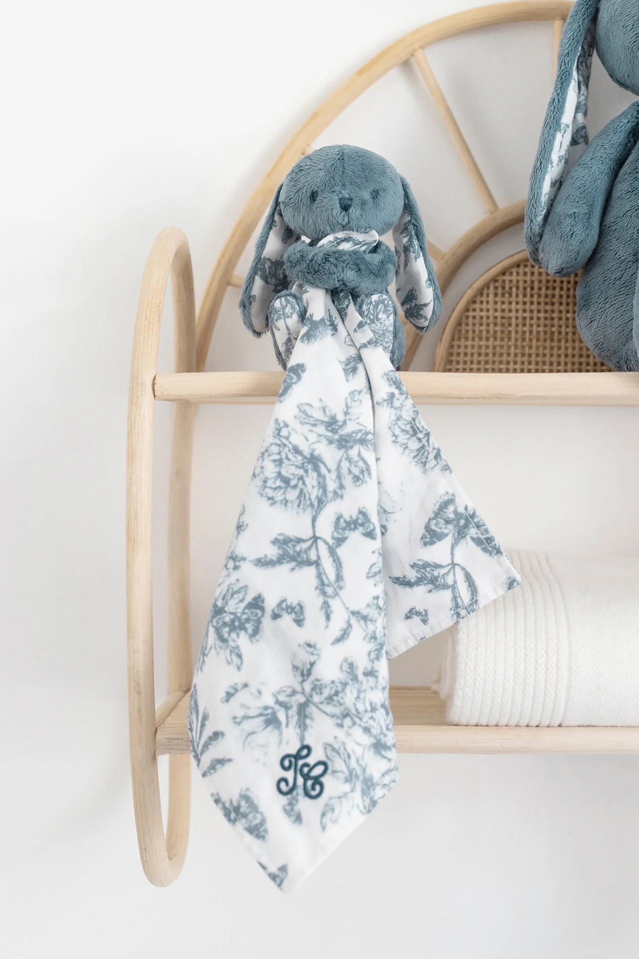 Augustin le Lapin - Doudou imprimé inspiration Toile de Jouy bleu - Image 3