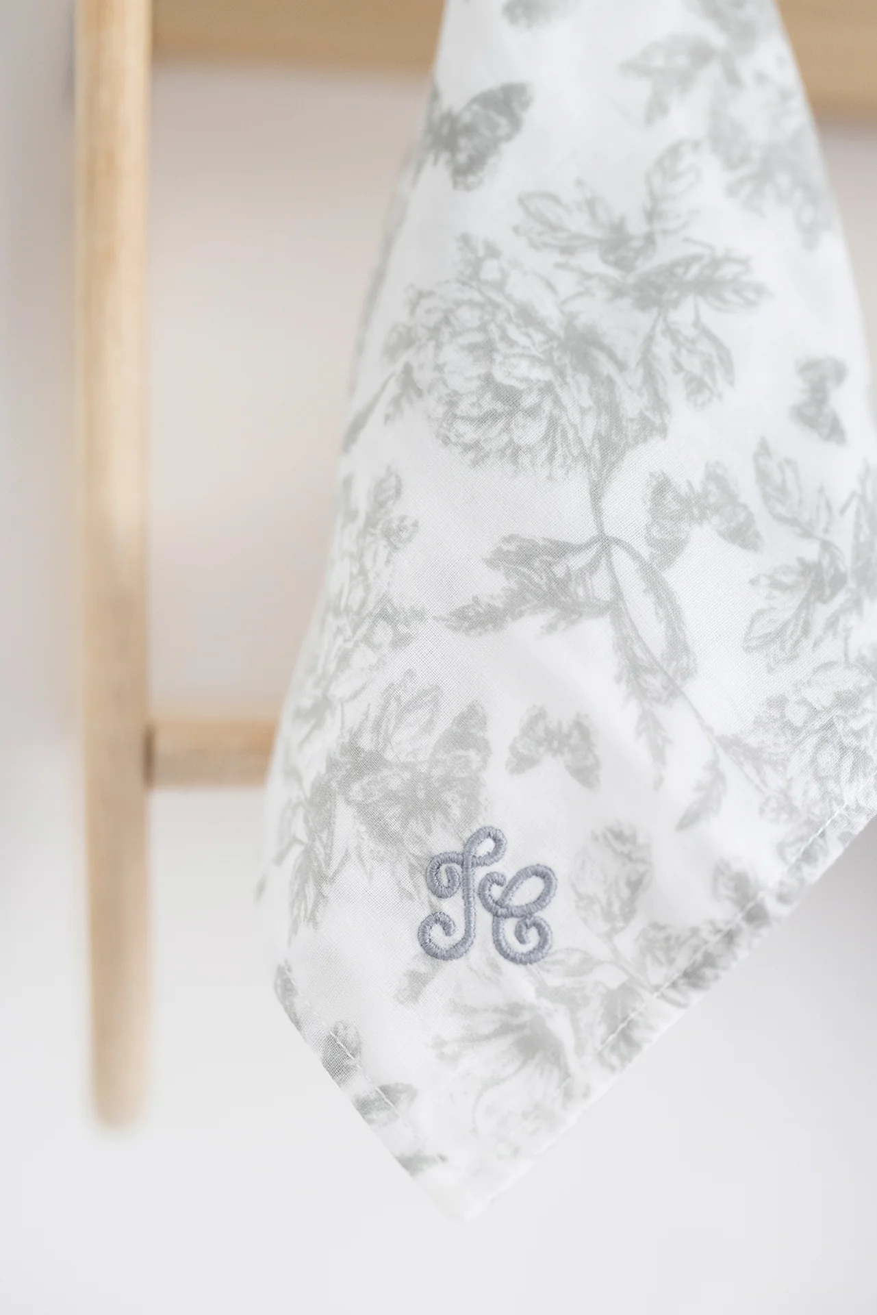 Augustin le Lapin - Doudou imprimé inspiration Toile de Jouy gris - Image 3