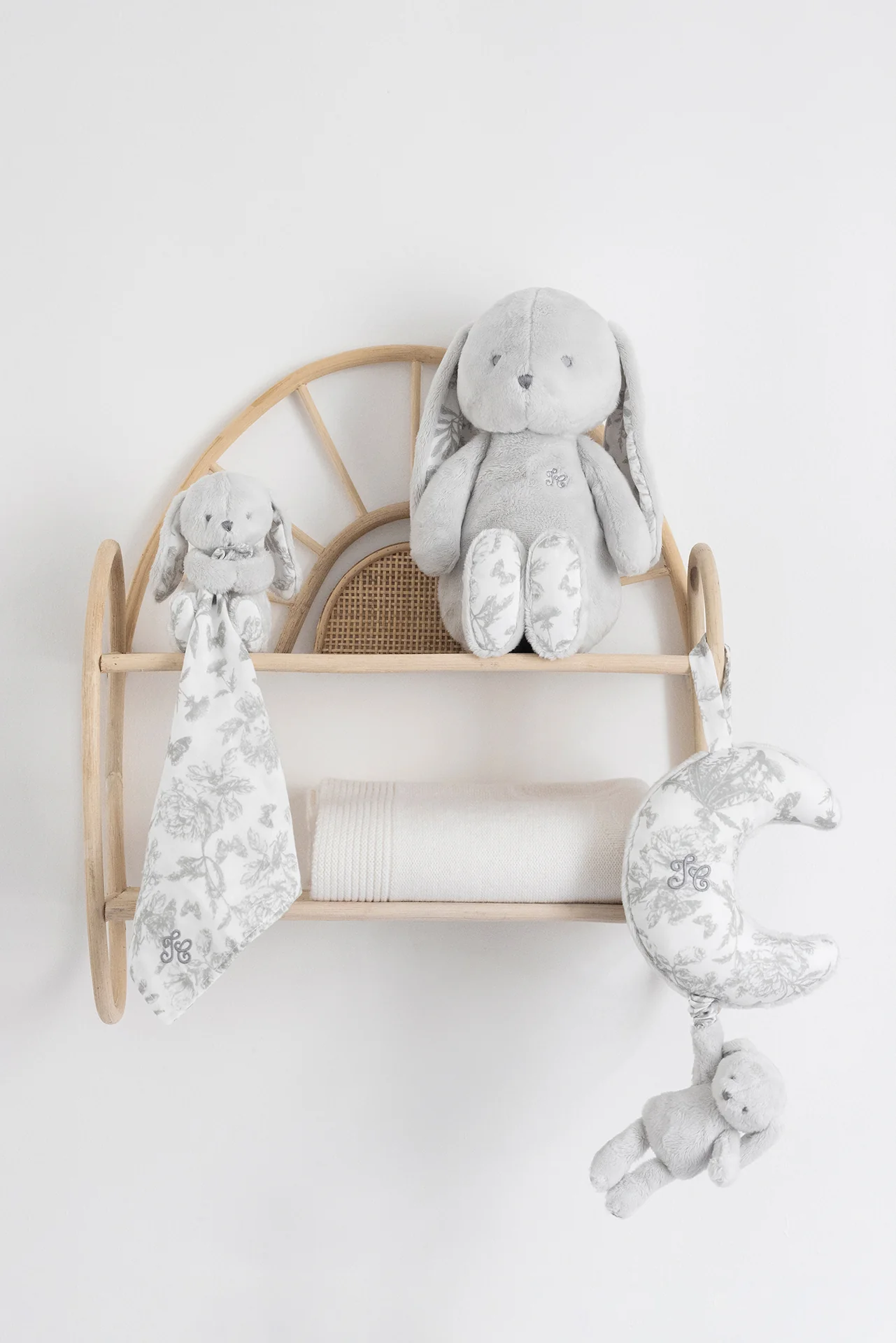 Augustin le Lapin - Doudou imprimé inspiration Toile de Jouy gris - Image 4