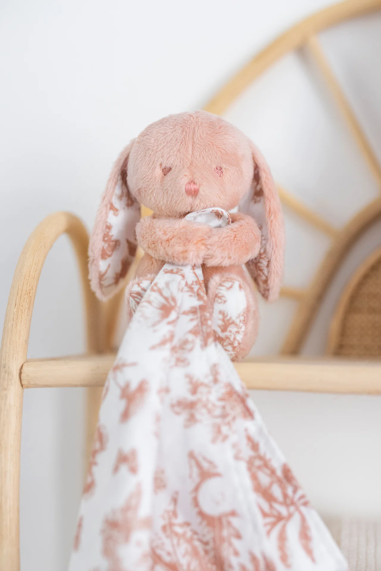 Augustin le Lapin - Doudou imprimé inspiration Toile de Jouy rose - Image 3