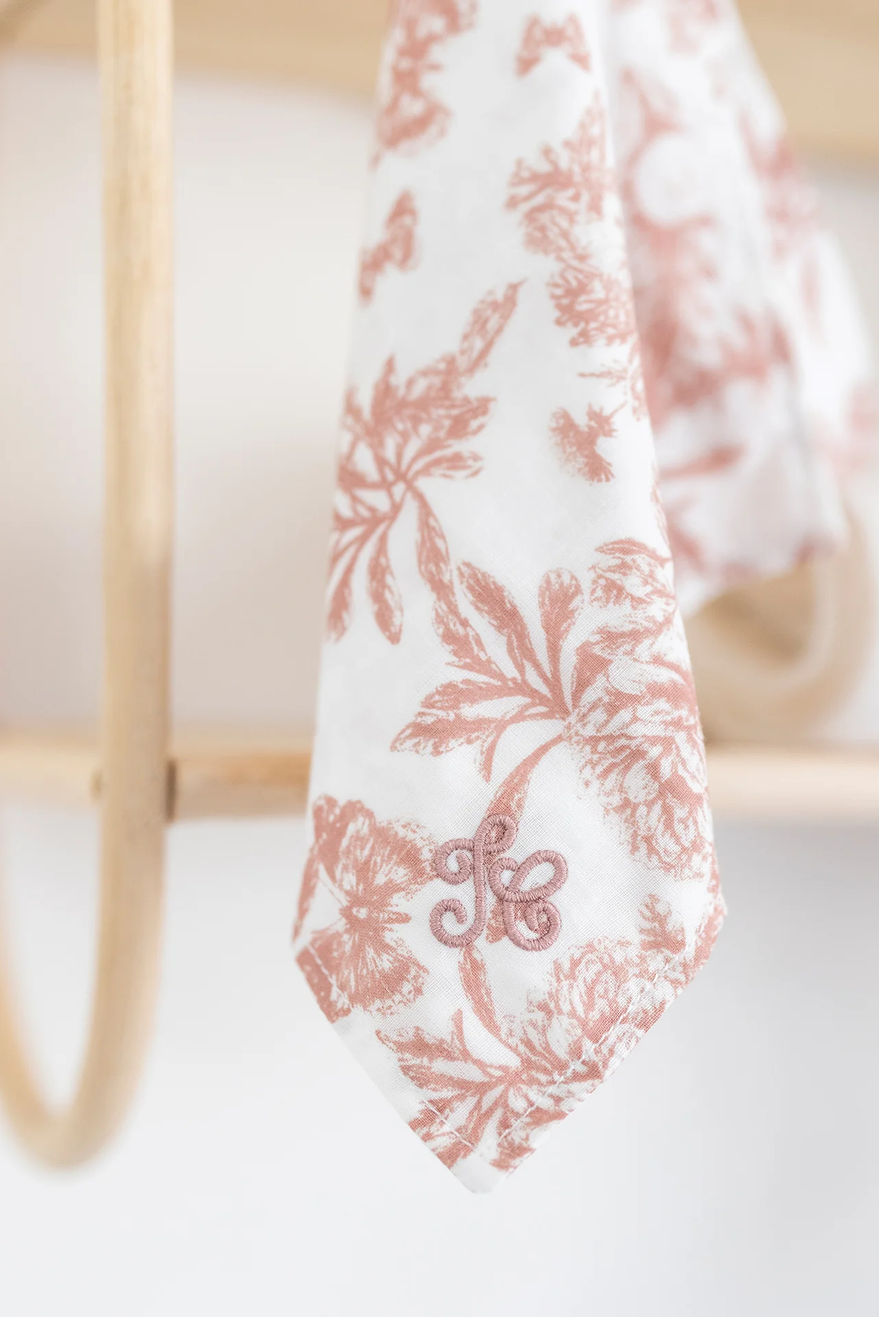 Augustin le Lapin - Doudou imprimé inspiration Toile de Jouy rose - Image 4