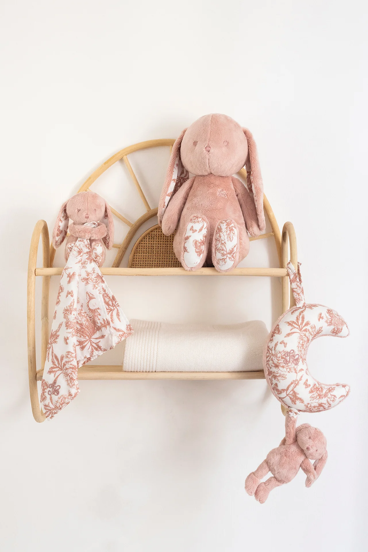 Augustin le Lapin - Doudou imprimé inspiration Toile de Jouy rose - Image 5
