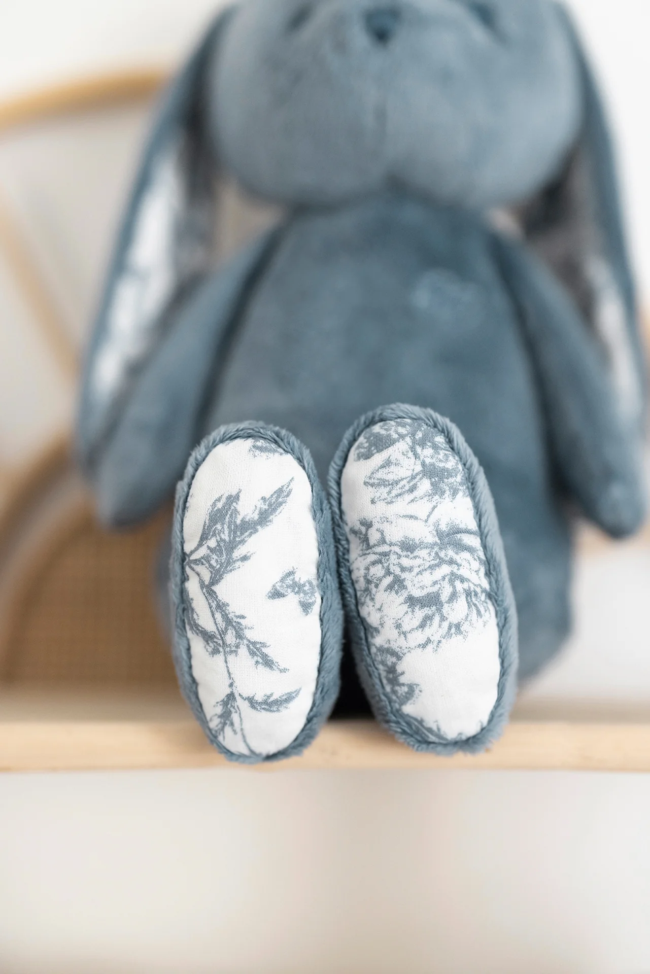 Augustin le Lapin - Imprimé inspiration Toile de Jouy bleu 25cm - Image 3
