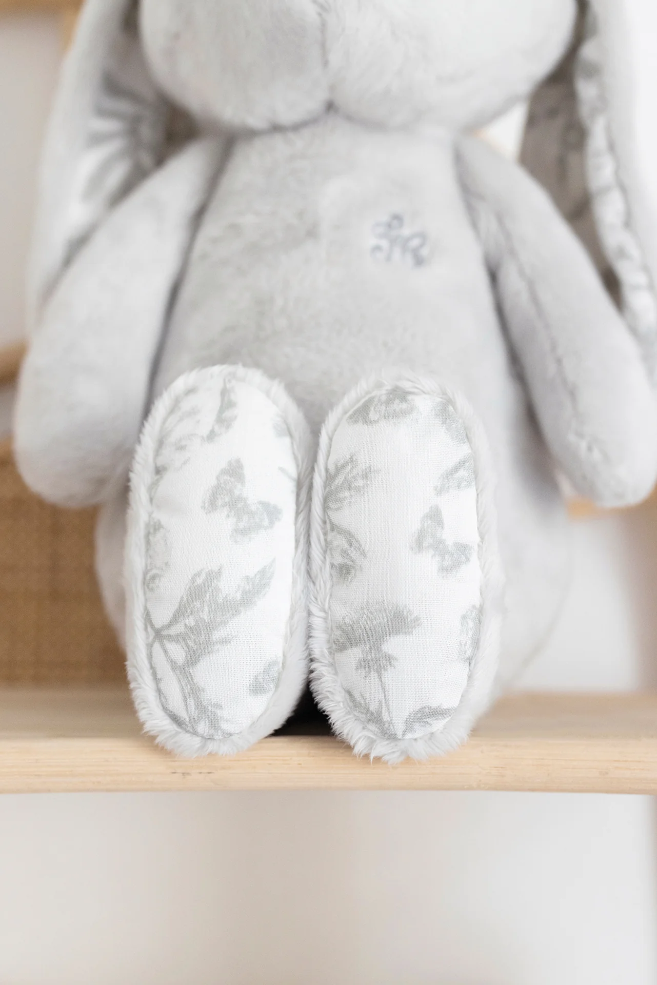 Augustin le Lapin - Imprimé inspiration Toile de Jouy gris 25cm - Image 3