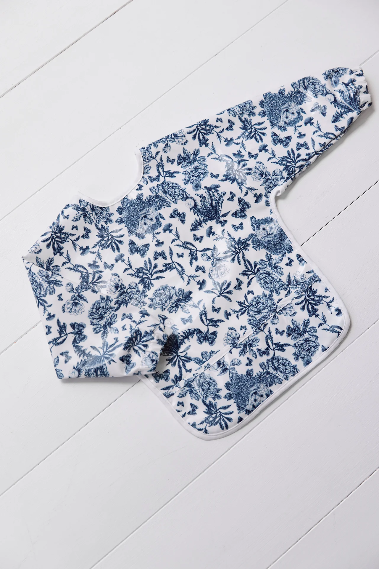 Bavoir à manches toile enduite - Imprimé inspiration Toile de Jouy bleu - Image 5
