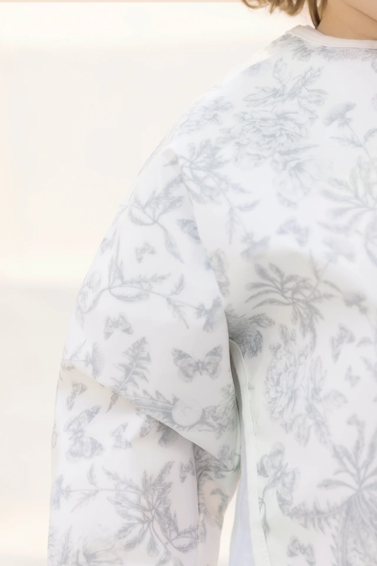 Bavoir à manches toile enduite - Imprimé inspiration Toile de Jouy gris - Image 2