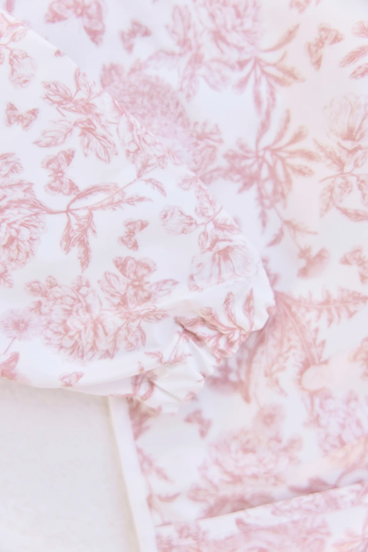 Bavoir à manches toile enduite - Imprimé inspiration Toile de Jouy rose - Image 3