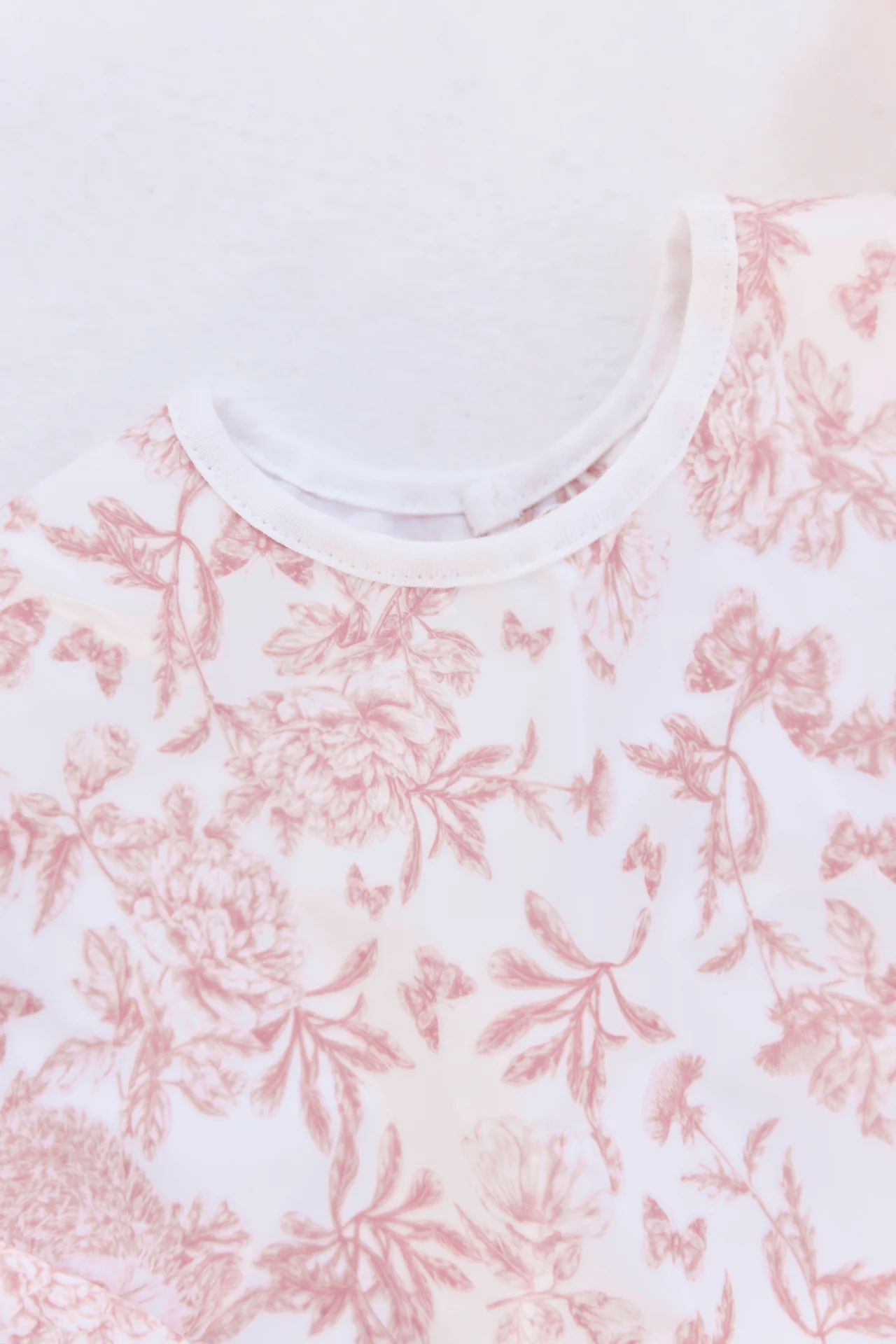 Bavoir à manches toile enduite - Imprimé inspiration Toile de Jouy rose - Image 4