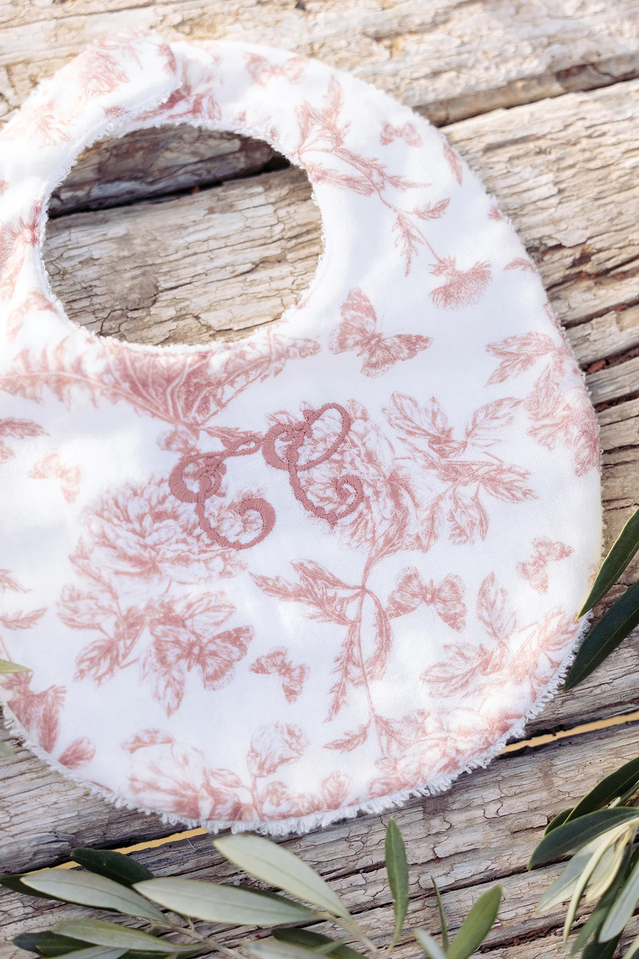 Bavoir - Imprimé inspiration Toile de Jouy rose T1 - Image 3