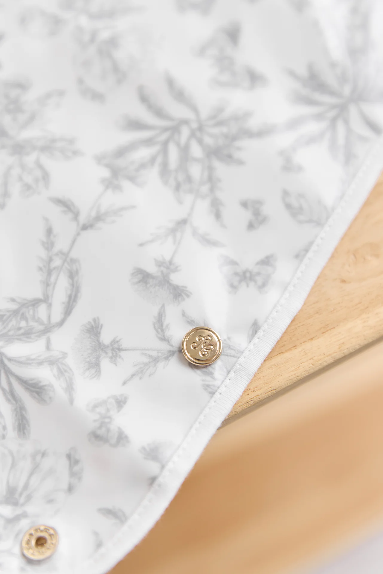 Bavoir toile enduite - Imprimé inspiration Toile de Jouy gris - Image 4
