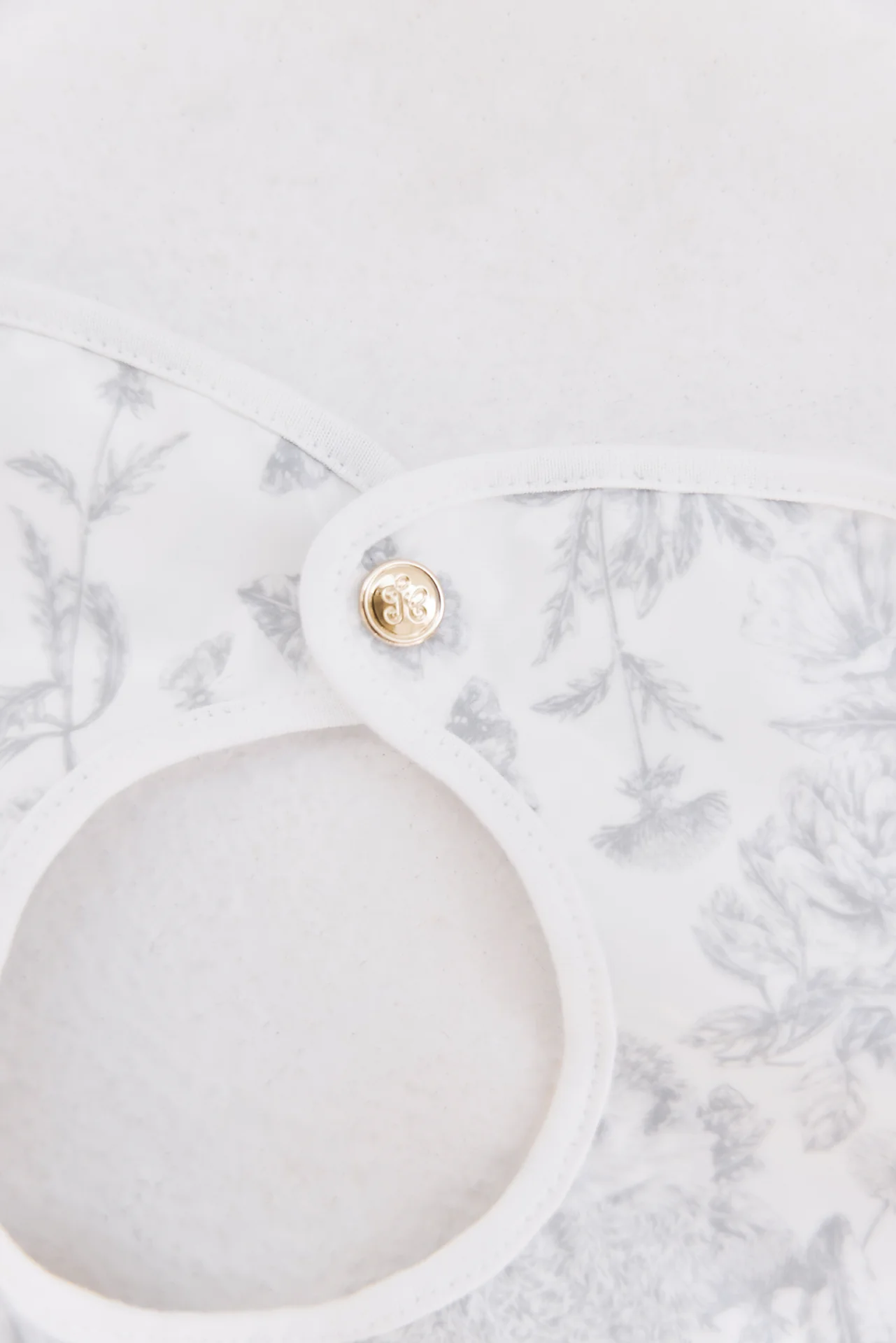 Bavoir toile enduite - Imprimé inspiration Toile de Jouy gris - Image 6