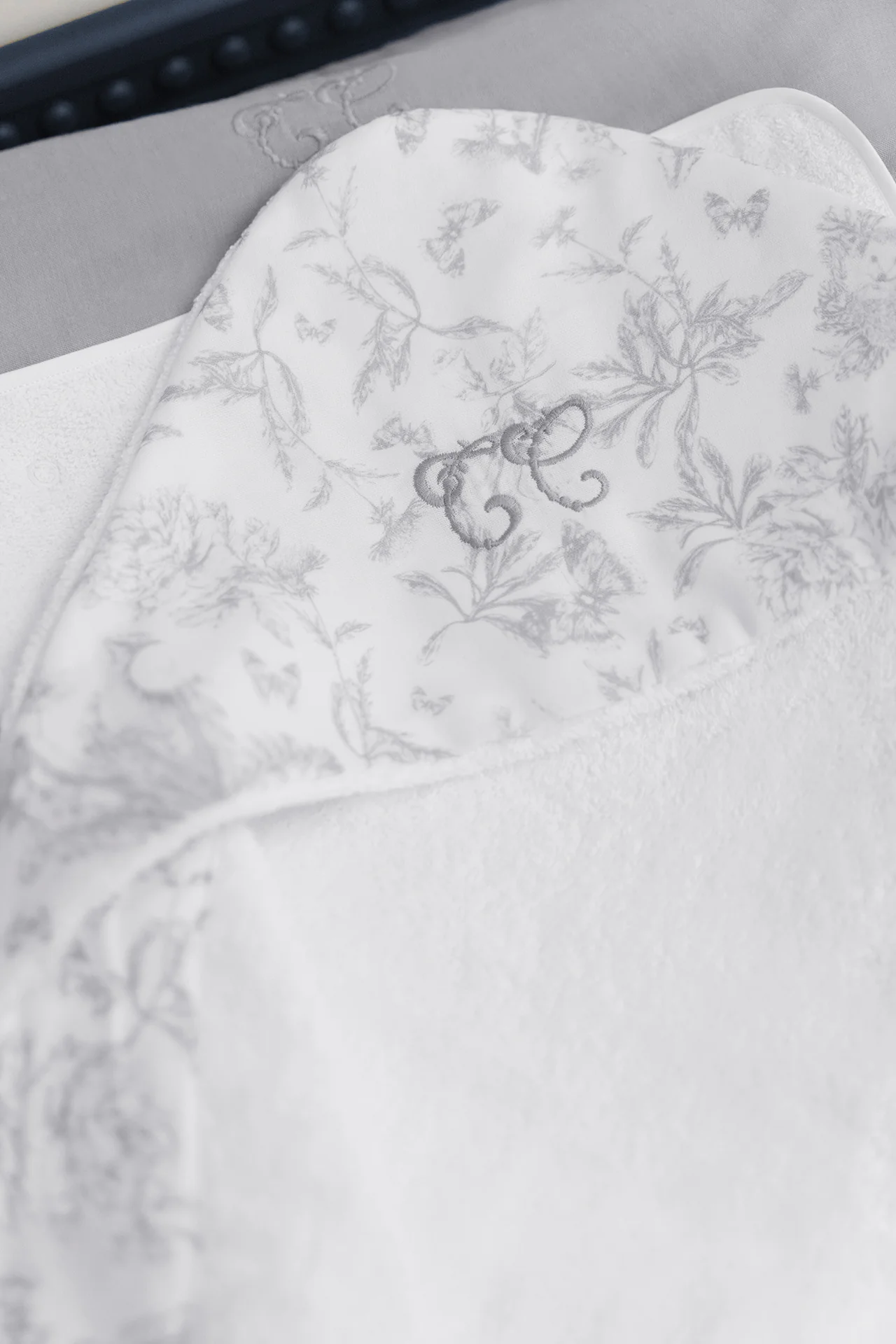 Cape de bain - Imprimé inspiration toile de jouy gris - Image 3