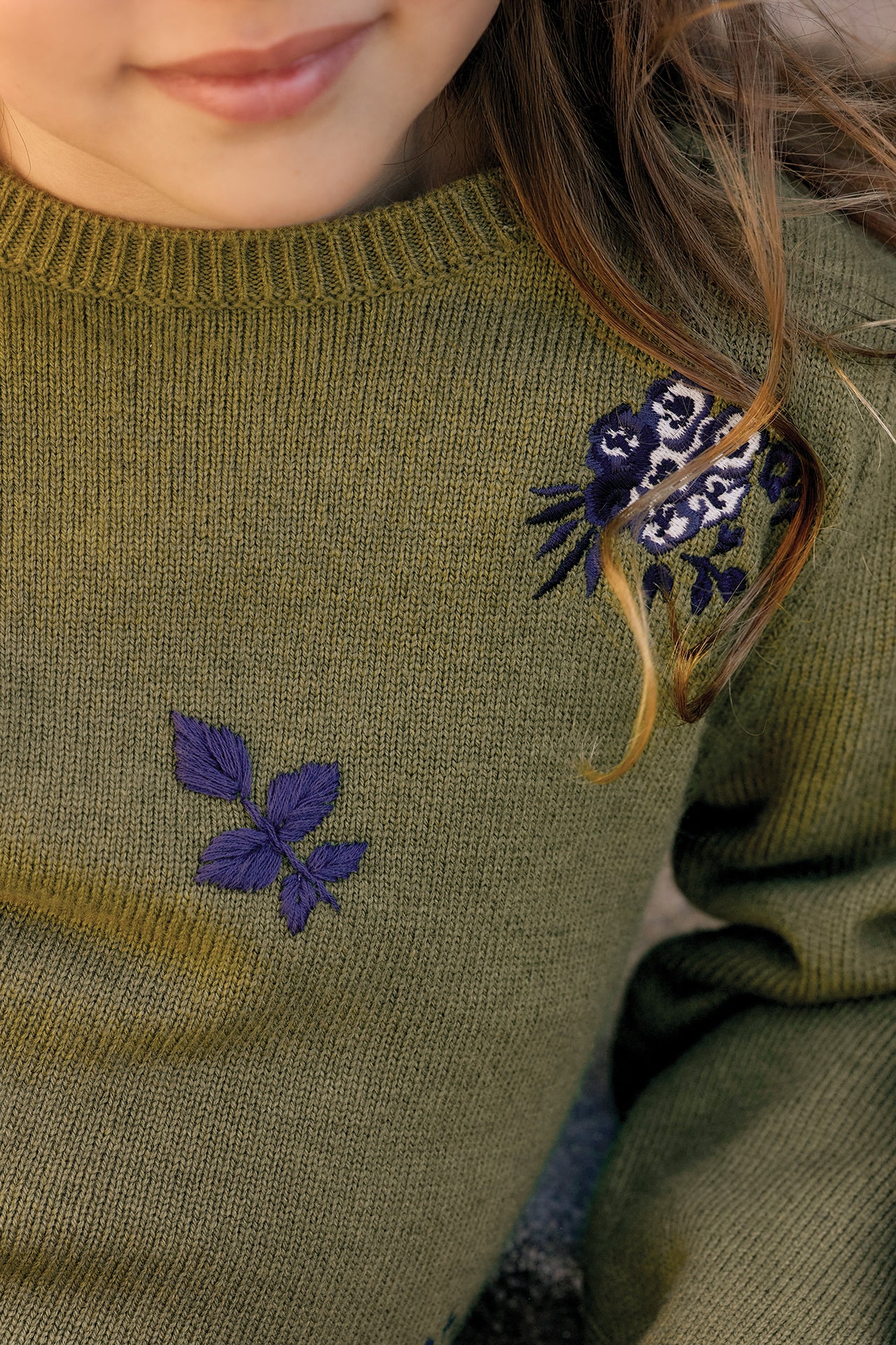 Pull - Olive laine broderies fleurs - Image 2