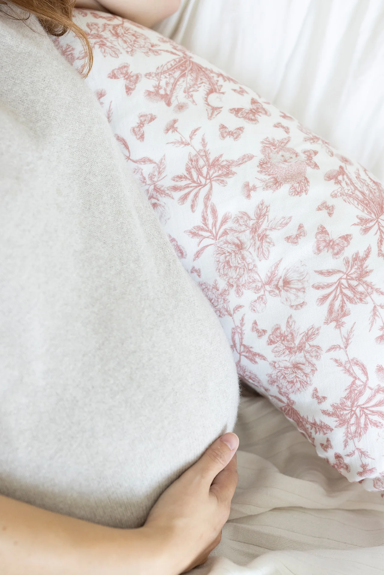 Coussin de maternité - Imprimé inspiration Toile de Jouy - Image 2