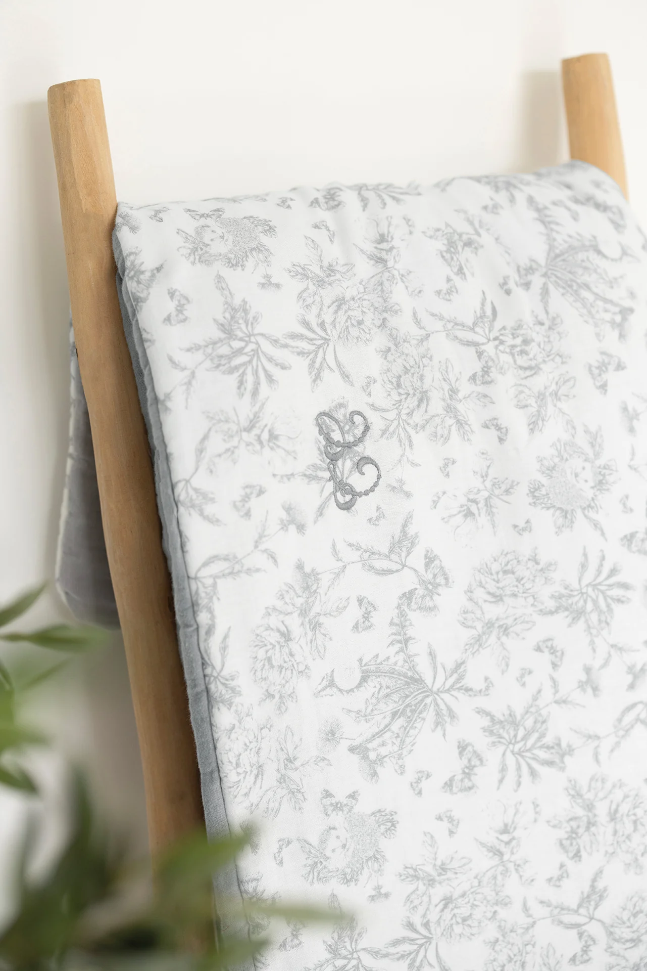 Plaid réversible - Imprimé inspiration toile de jouy gris - Image 2