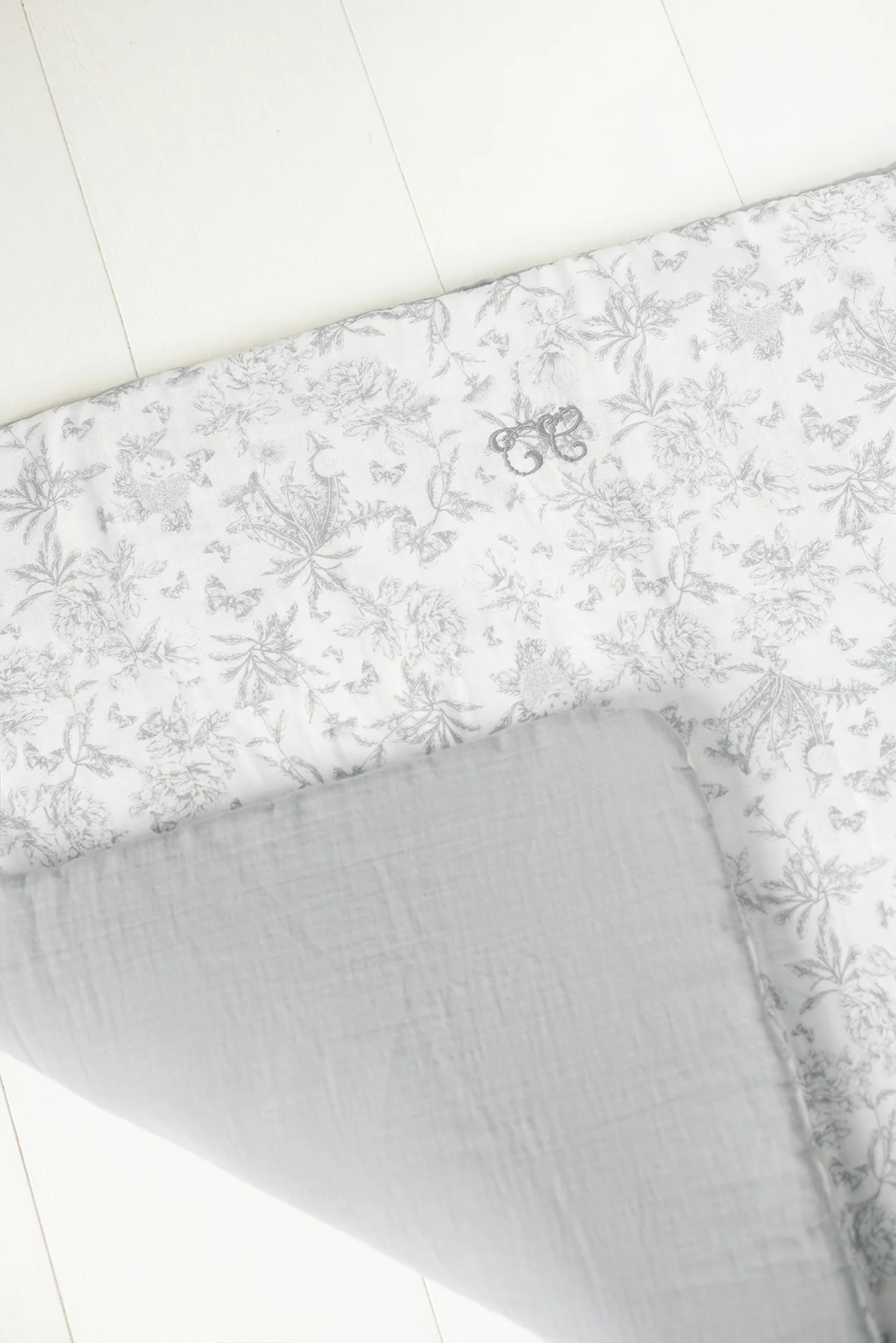 Plaid réversible - Imprimé inspiration toile de jouy gris - Image 3