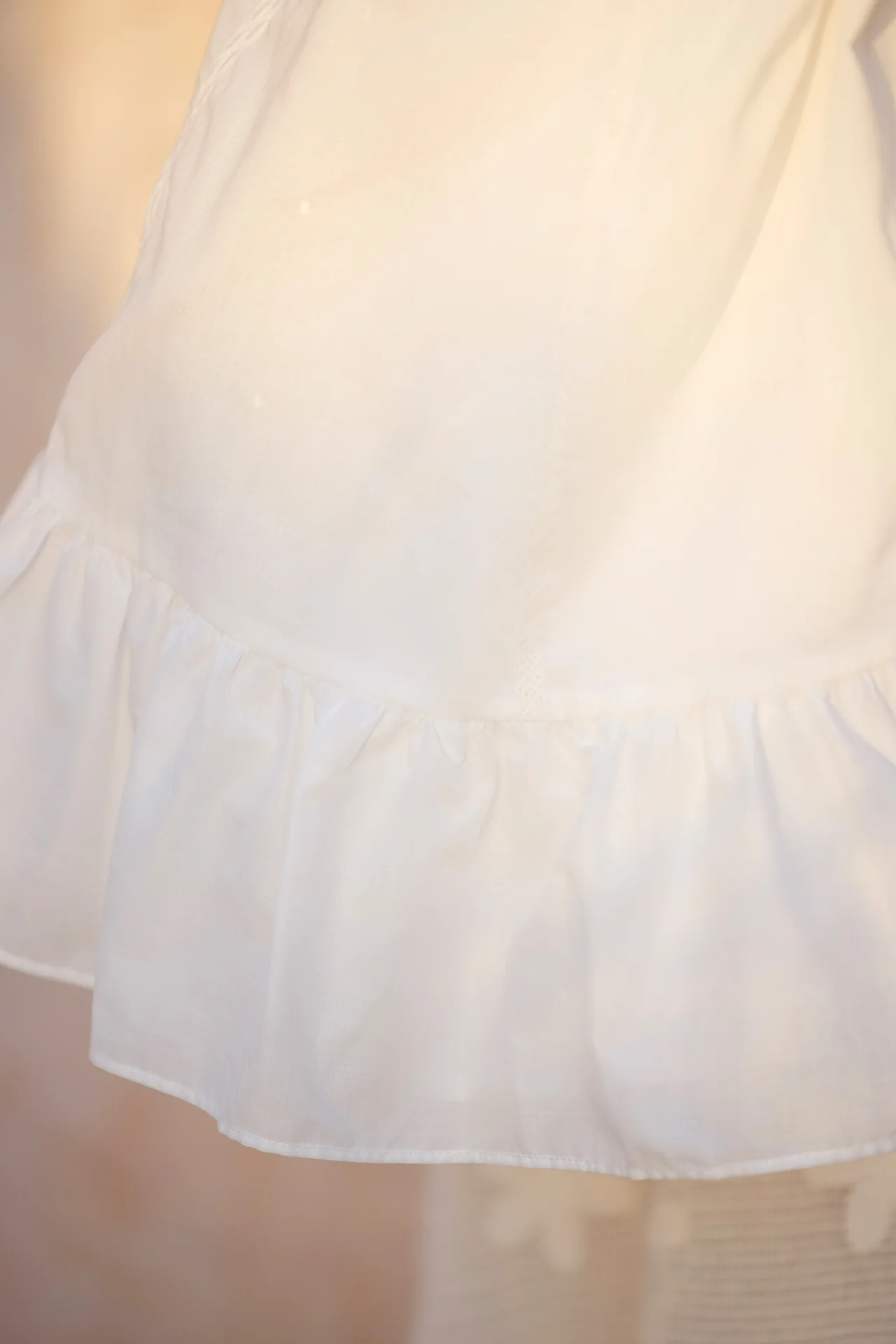 Robe de Baptême - Écru détails dentelle et Volants - Image 4