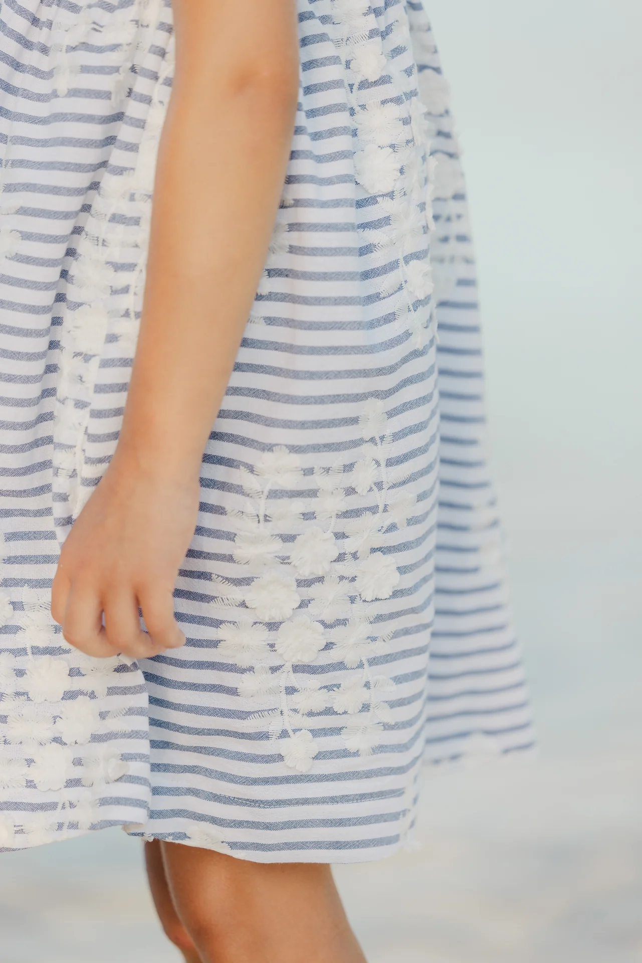 Robe - Marine à rayures broderie fleurie - Image 5