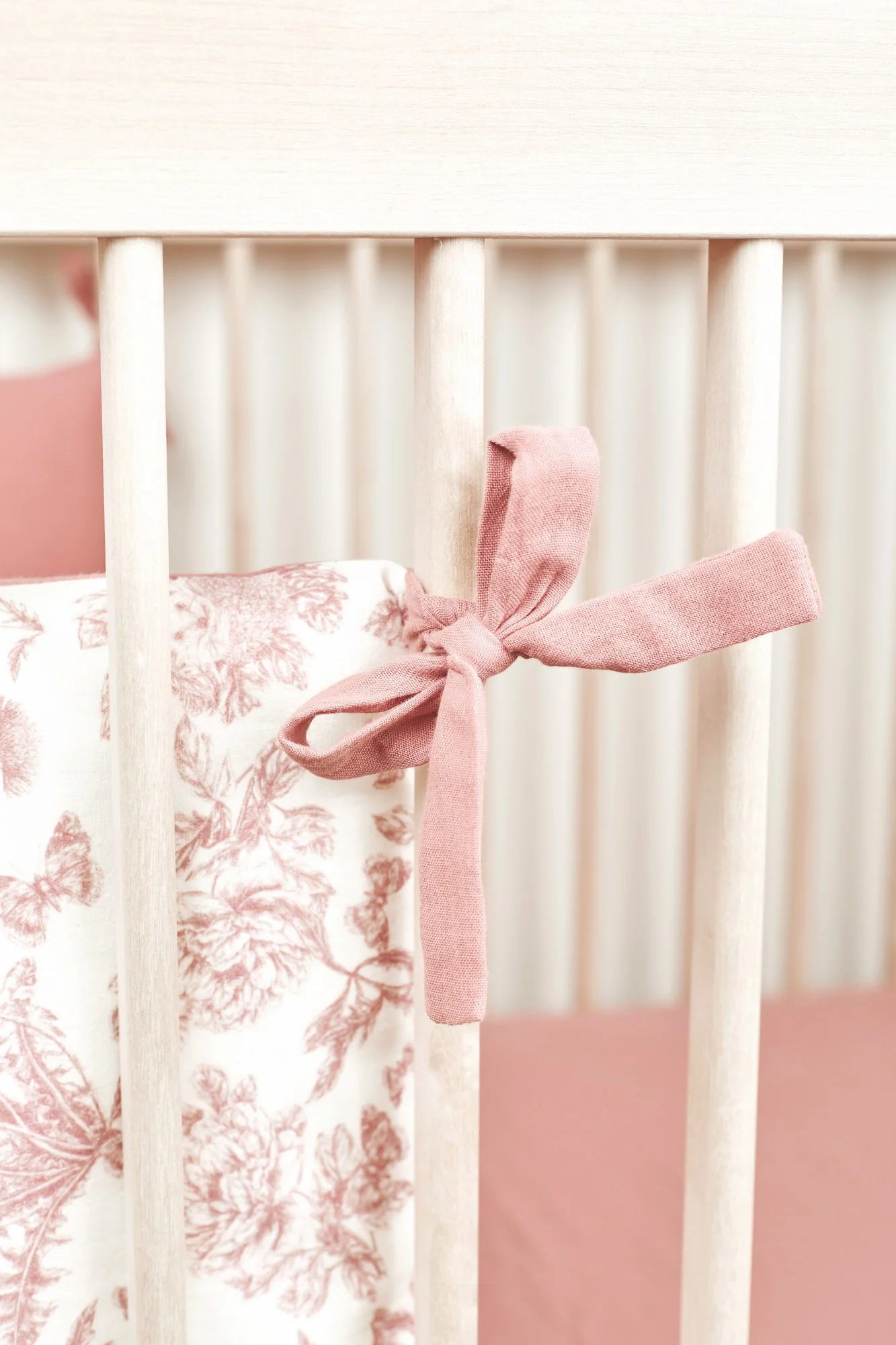 Tour de lit - Imprimé inspiration Toile de Jouy rose - Image 2